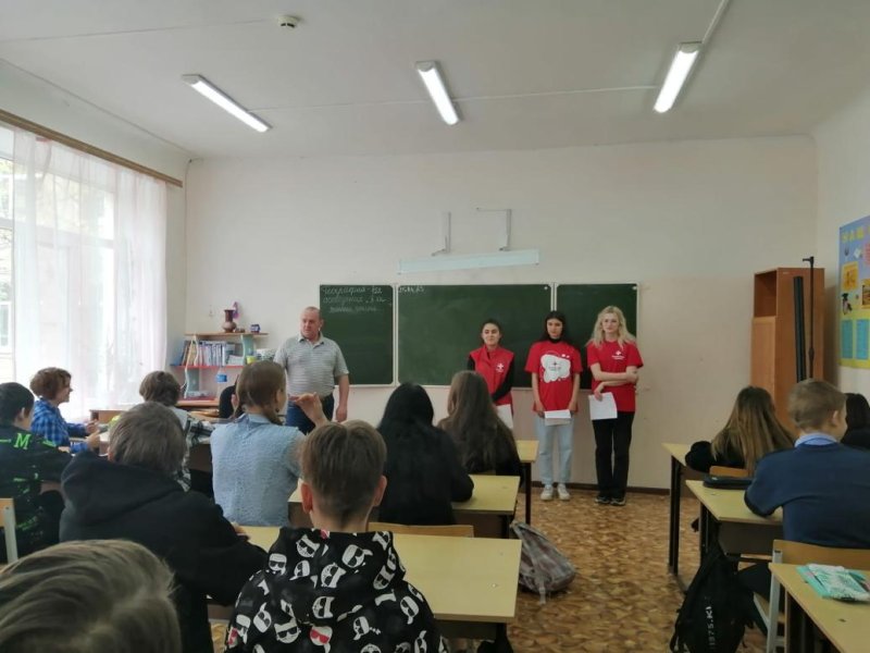 25 апреля в рамках месячника по профилактике безнадзорности и  правонарушений студенты-волонтеры побеседовали с учащимися МКОУ "Средняя школа №3